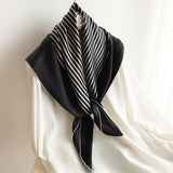 Charger l&#39;image dans la galerie, Grande écharpe carrée en soie à rayures géométriques noires et blanches 35 pouces