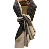 Charger l&#39;image dans la galerie, Wrap en cachemire tricoté gris avec soie dorée