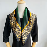 Cargar imagen en el visor de la galería, Pañuelo de cabeza cuadrado de seda de moda verde oscuro de leopardo para mujer - 12 momme