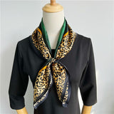 Cargar imagen en el visor de la galería, Pañuelo de cabeza cuadrado de seda de moda verde oscuro de leopardo para mujer - 12 momme