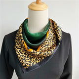 Laden Sie das Bild in den Galerie-Viewer, Leopardenmuster, dunkelgrün, quadratisches Kopftuch aus modischer Seide für Damen – 12 Momme