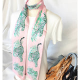 Laden Sie das Bild in den Galerie-Viewer, Kopftuch aus rosa Leopardenseide, 70 Zoll