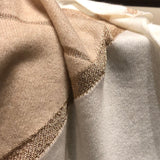 Charger l&#39;image dans la galerie, Wrap en cachemire tricoté beige des années 100 avec soie dorée
