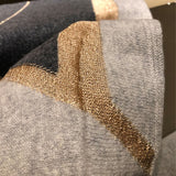 Charger l&#39;image dans la galerie, Wrap en cachemire tricoté gris avec soie dorée