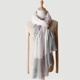 Laden Sie das Bild in den Galerie-Viewer, 200S Schal aus rosa kariertem Kaschmir