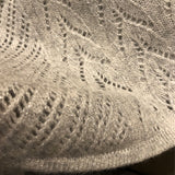 Cargar imagen en el visor de la galería, Bufanda de punto 100% cachemir gris con seda plateada
