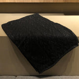 Cargar imagen en el visor de la galería, Bufanda de punto 100% cachemir negro con seda plateada